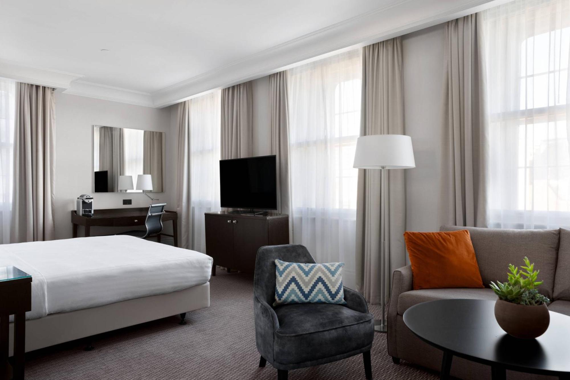 Royal Junior Suite King Bed Sofa Bed,1385918141:JPEG